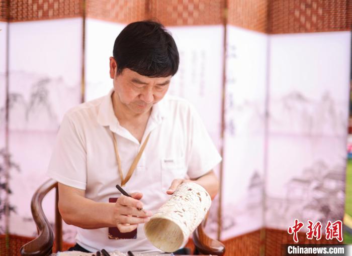 圖為重慶非物質文化遺產暨老字號博覽會上的非遺技藝展示?！≈貞c市文旅委供圖