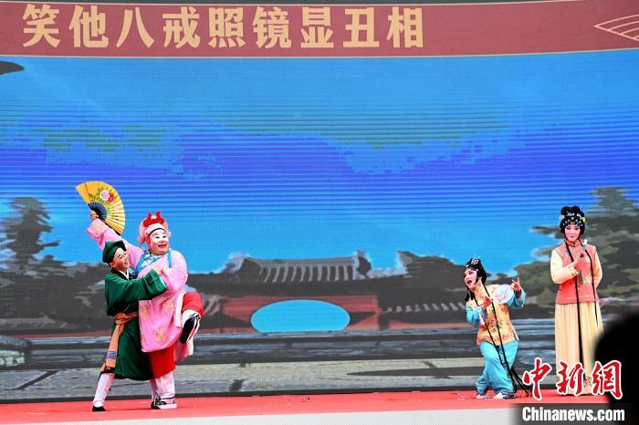 高甲戲表演《連升三級·求親》?！埥鸫?攝