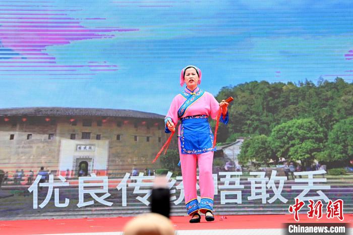 客家竹板山歌《東方古堡》?！埥鸫?攝