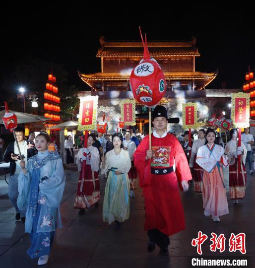 演員們?cè)陂_展“徽州科舉——初登第”主題沉浸式巡街演出 葉智成 攝