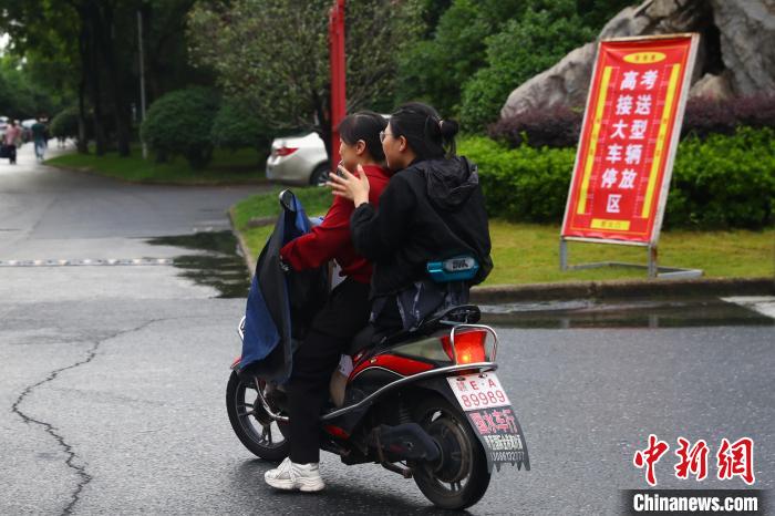 蔣張子怡和往常一樣坐上母親每日接送她的電動(dòng)車回家?！⒄祭?攝