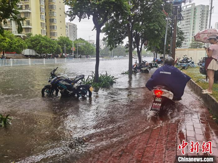 6月8日，北海市街道被積水淹沒?！〉岳顝?qiáng) 攝