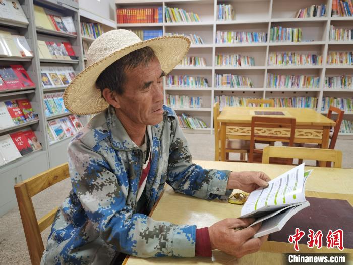 圖為高墩營(yíng)村村民在農(nóng)家書(shū)屋看書(shū)?！〈魑牟?攝