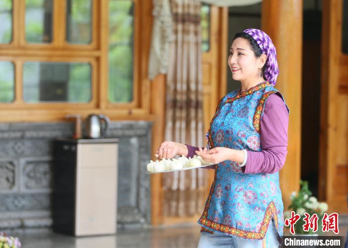 2022年5月25日，臨夏州積石山縣，保安族民眾制作民族美食麥穗包子。(資料圖) 高展 攝