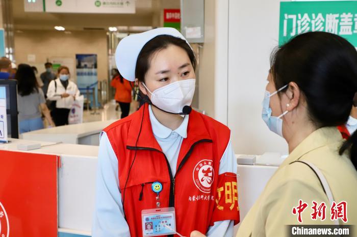 圖為工作人員引導(dǎo)患者有序就醫(yī)?！?nèi)蒙古醫(yī)科大學(xué)附屬醫(yī)院供圖