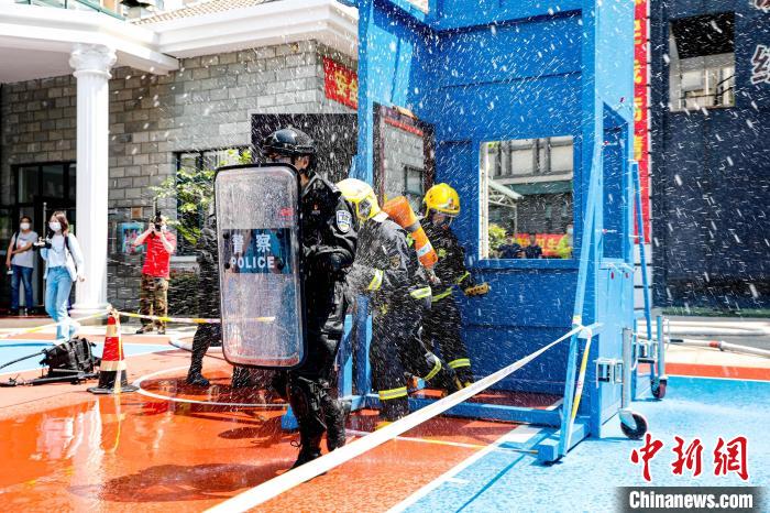 ESP防暴盾牌、警用破門錘、液壓破拆器、熱成像儀……一件件硬核防暴處突救援裝備引人注目?！∩虾Ｊ袟钇謪^(qū)消防救援支隊(duì)供圖