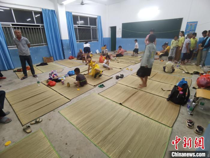 受災民眾得到臨時安置?！〉岳顝?攝