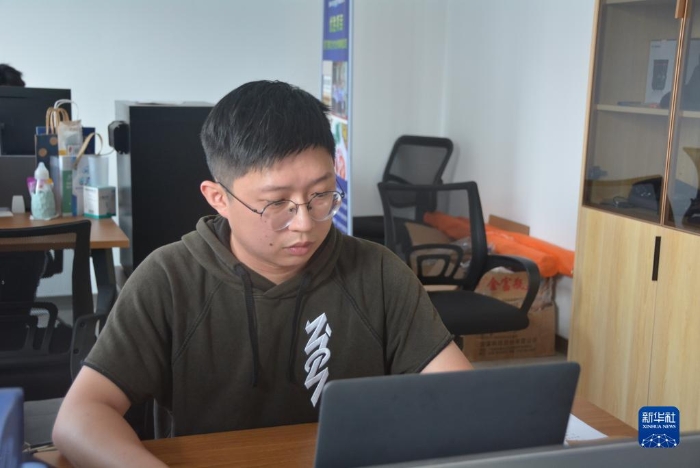 6月12日，臺青呂俊岳在工作中。新華社記者 顏之宏 攝