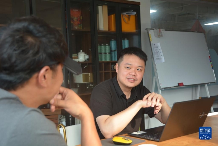 6月12日，臺青張培軒與合作伙伴交流。新華社記者 顏之宏 攝