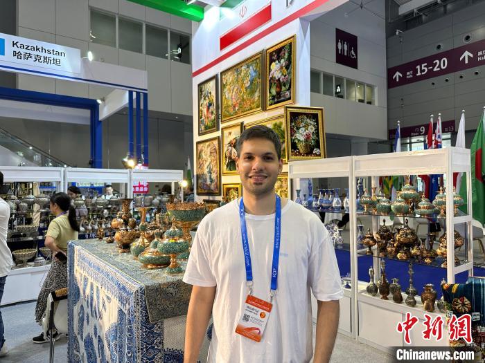 伊朗參展商馬迪帶來了各種各樣的特色商品。方偉彬 攝