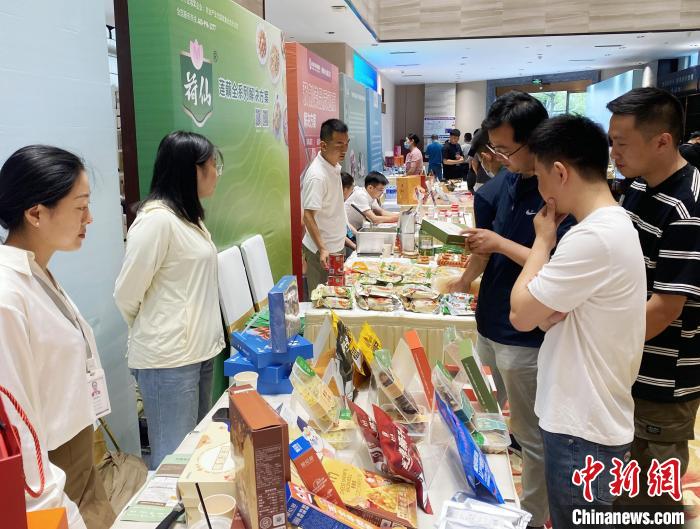 預(yù)制菜新品、明星產(chǎn)品集中展示?！〈藜衙?攝