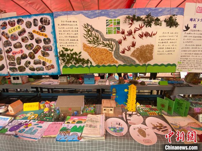 鄉(xiāng)村小學創(chuàng)新教育交流會近日在貴州省遵義市正安縣小雅鎮(zhèn)工農(nóng)小學舉行?！≈鬓k方供圖