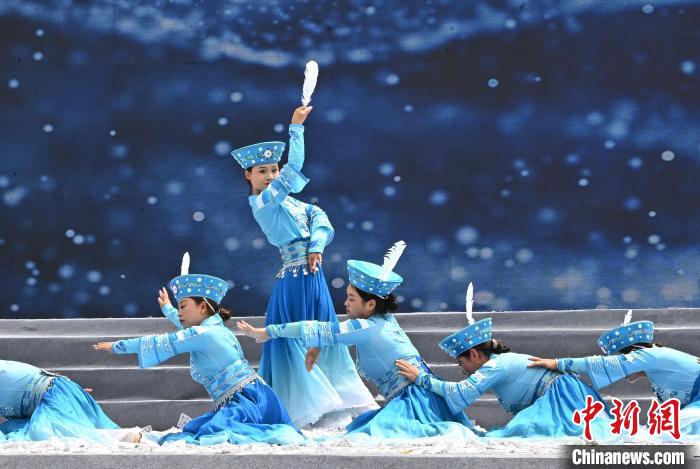 九寨溝首屆國際生態(tài)旅游季開幕活動現(xiàn)場?！“苍?攝