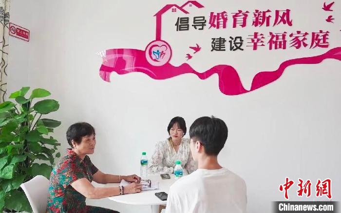 圖為職業(yè)“媒婆”邱細花在自己的工作室內(nèi)為一對新人講解正確的婚俗觀念?！”R夢夢 攝