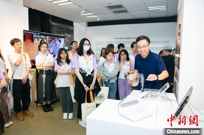 香港大學生在上海視覺藝術學院參觀畢業(yè)作品展?！↑S金 攝