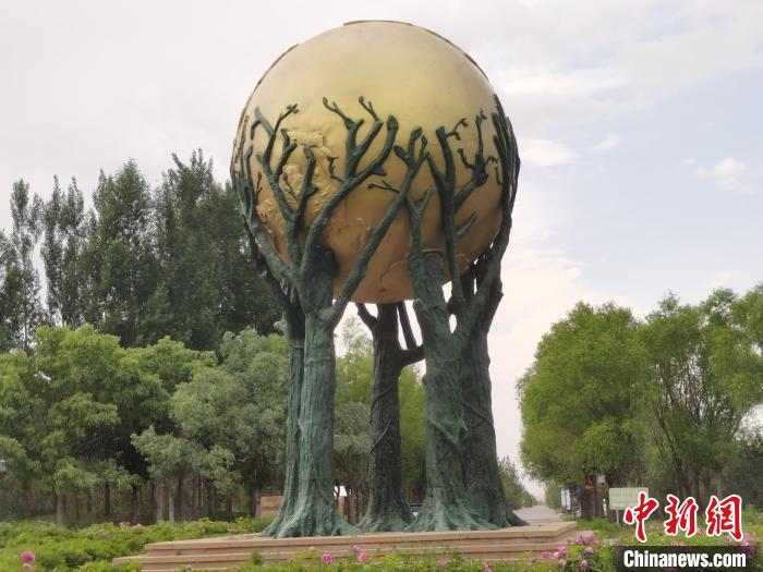 圖為庫布其沙漠中的雕塑?！±類燮?攝