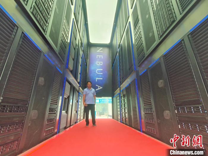 集AI算力與科學(xué)算力于一體的新一代人工智能計算平臺“硅立方”?！√菩∏?攝