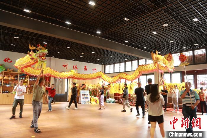 臺(tái)胞臺(tái)屬體驗(yàn)舞龍。　周蔚娜供圖