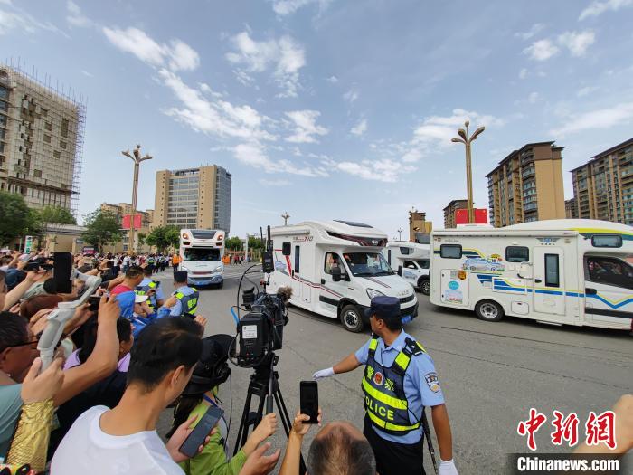 500多輛來(lái)自全國(guó)各地的房車(chē)、越野車(chē)、摩托車(chē)踏上塵封半年之久的獨(dú)庫(kù)公路，品味大美新疆。　王小軍 攝