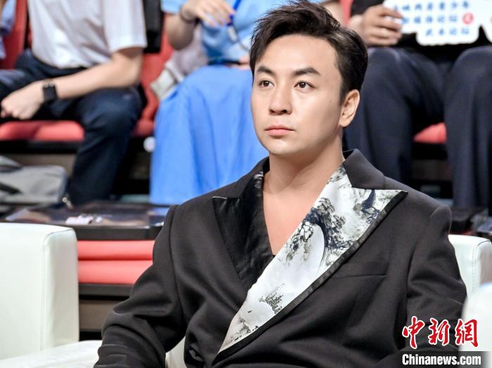 演員、導演釋小龍在海峽兩岸青少年新媒體論壇之武術論壇上，講述了自己以功夫和電影開啟的兩岸融合經歷。　鐘欣 攝