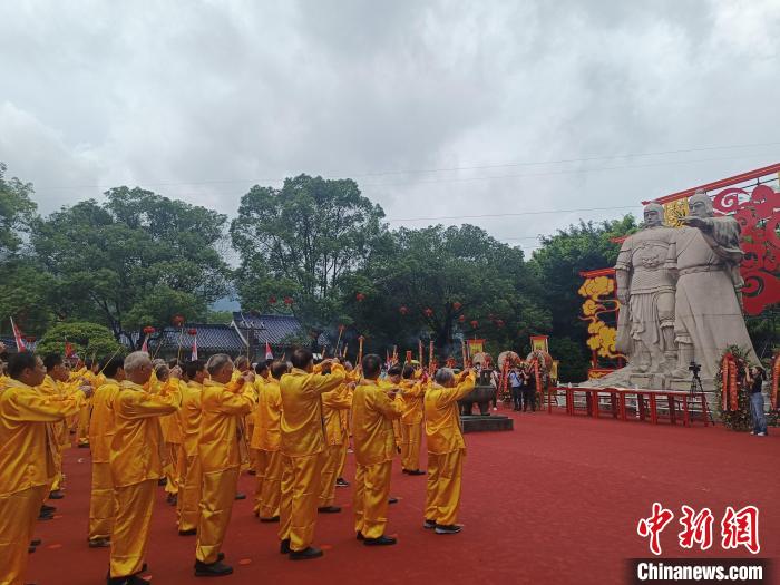 兩岸同胞齊聚將軍山，共祭開漳圣王陳元光。　廖珍妹 攝