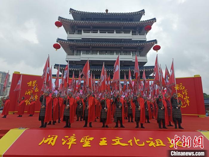 開幕式現(xiàn)場迎賓表演《旌旗獵獵凱旋歸》。　廖珍妹 攝