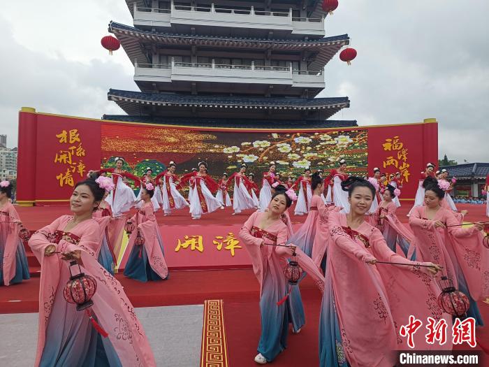 開幕式現(xiàn)場迎賓表演《盛世風(fēng)華舞清漳》?！×握涿?攝
