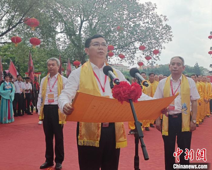 漳州市市長王進(jìn)足在祭祀大典中恭讀祝文?！×握涿?攝