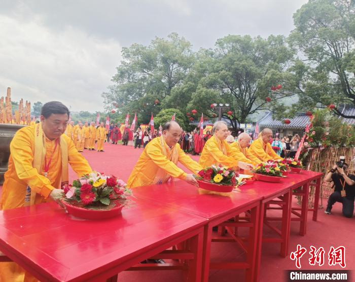 兩岸同胞齊聚將軍山下，共祭開漳圣王陳元光。圖為舉行祭祀大典。　廖珍妹 攝
