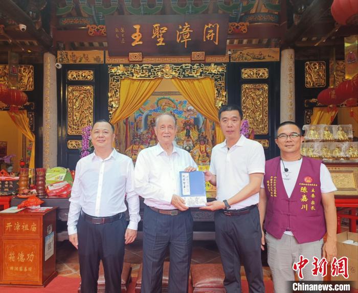 臺灣中華民族發(fā)展基金會(huì)董事長、臺灣海基會(huì)前董事長林中森(左二)在云霄燕翼宮合影留念。　廖珍妹 攝