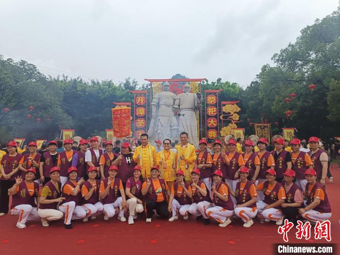 兩岸同胞齊聚將軍山下，共祭開漳圣王，并合影留念?！×握涿?攝