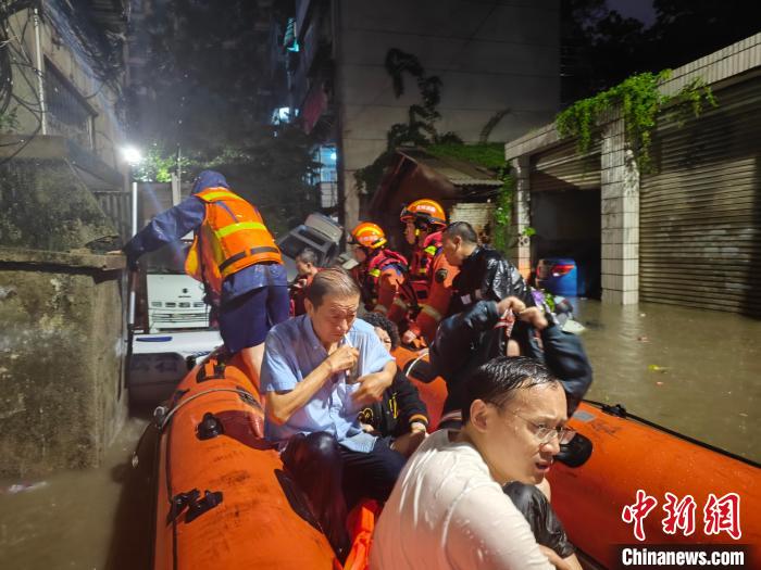 圖為消防員轉(zhuǎn)移被困人員?！≠F陽(yáng)市消防救援支隊(duì)供圖