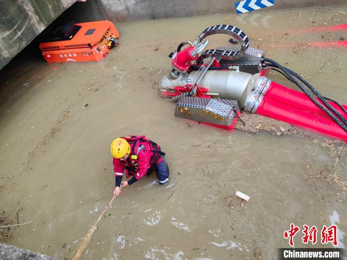 圖為消防員在進(jìn)行抽水作業(yè)?！≠F陽(yáng)市消防救援支隊(duì)供圖