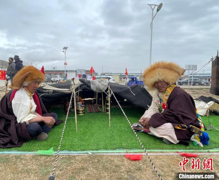 圖為黑帳篷制作比賽現(xiàn)場?！∷骼识嘟?攝