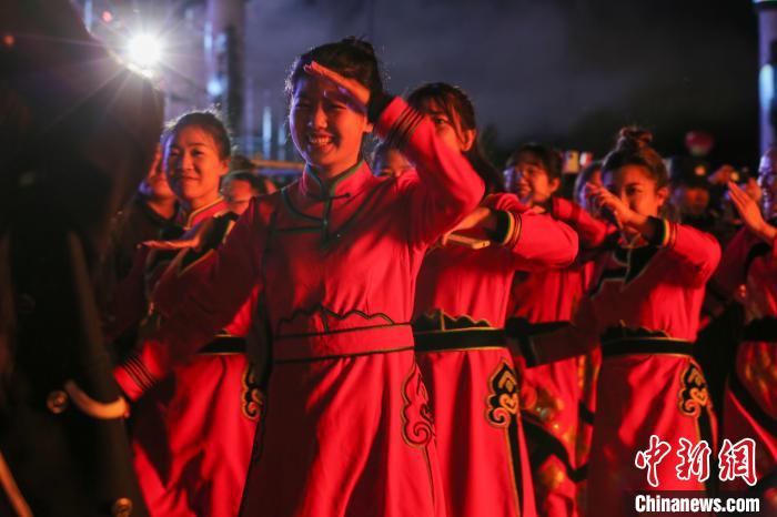 圖為鄂倫春族民眾圍著篝火跳起歡快的舞蹈?！顏問| 攝