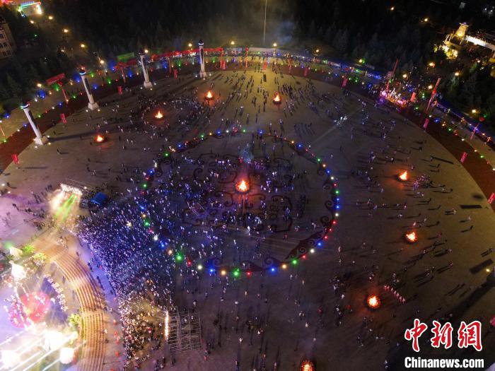 圖為第三十三屆鄂倫春族篝火節(jié)開幕式現(xiàn)場(chǎng)。(無人機(jī)拍攝) 楊亞東 攝