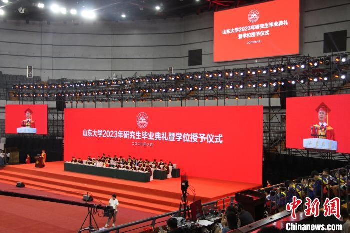 山東大學(xué)校長、中國工程院院士李術(shù)才在典禮上講話?！≮w曉 攝