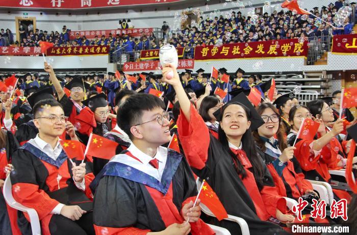 畢業(yè)生在現(xiàn)場慶祝畢業(yè)?！≮w曉 攝