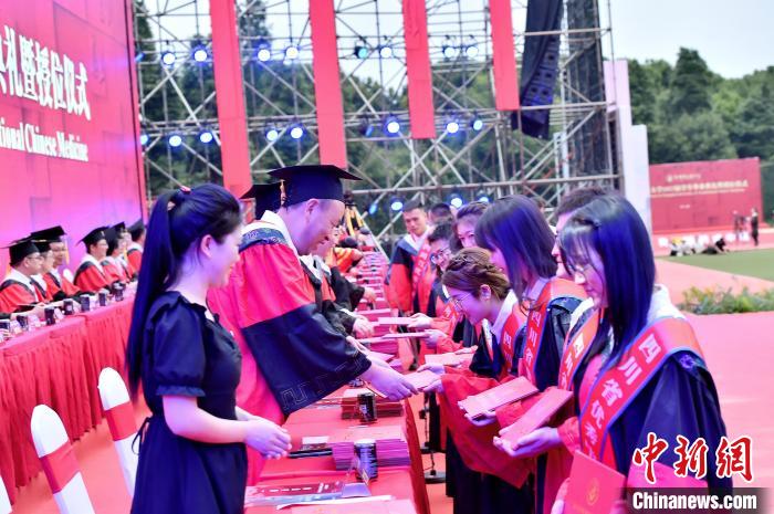 成都中醫(yī)藥大學舉行2023屆學生畢業(yè)典禮暨授位儀式?！〕啥贾嗅t(yī)藥大學供圖