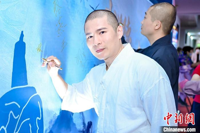 臺(tái)灣釋門少林功夫團(tuán)團(tuán)長林勝杰參加6月18日舉行的海峽兩岸青少年新媒體論壇之武術(shù)論壇?！＄娦?攝