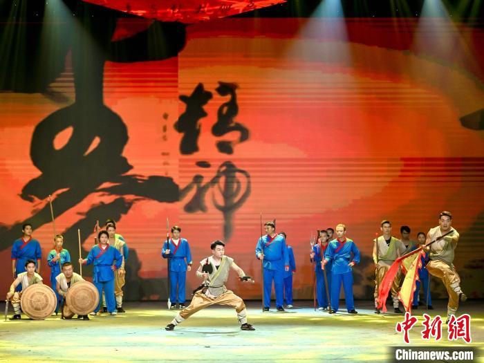 圖為海峽兩岸青少年新媒體論壇之武術(shù)論壇現(xiàn)場表演?！＄娦?攝