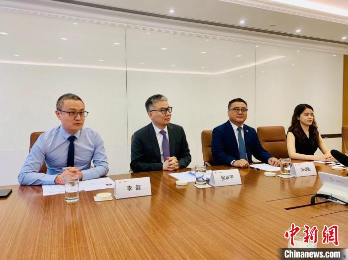 太古(中國)有限公司主席張卓平(左二)介紹計劃內(nèi)容?！〈餍H 攝