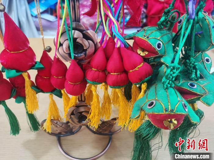 圖為勝芳古鎮(zhèn)的各種布藝葫蘆，諧音取“福祿”寓意，深受游客喜愛?！⌒蟻喣?攝