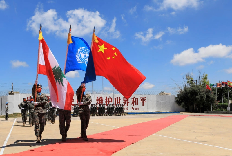 2022年7月1日，在黎巴嫩南部辛尼亞村的中國(guó)維和部隊(duì)營(yíng)區(qū)，中國(guó)維和部隊(duì)官兵在受勛后通過觀禮臺(tái)。（圖源：新華網(wǎng)）