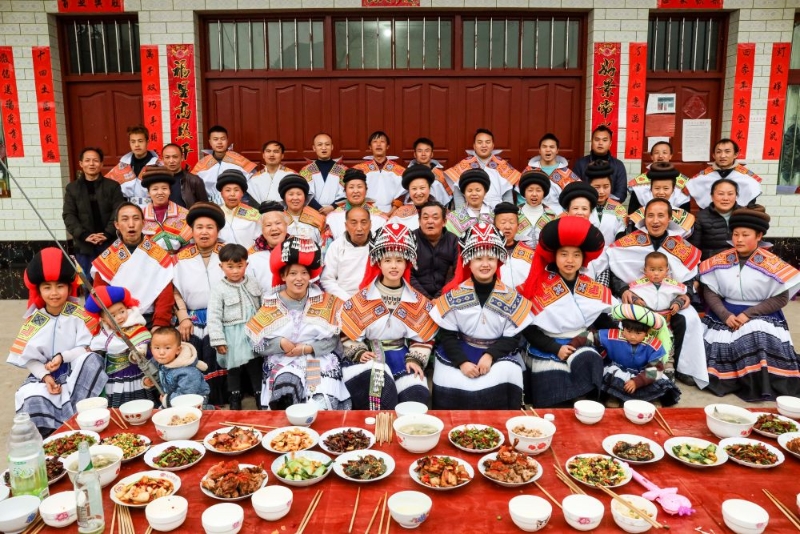 2021年2月11日，烏蒙山區(qū)腹地貴州省畢節(jié)市納雍縣維新鎮(zhèn)坪子社區(qū)苗族村民馬雍全家在年夜飯開始前照全家福。（圖源：新華網(wǎng)）