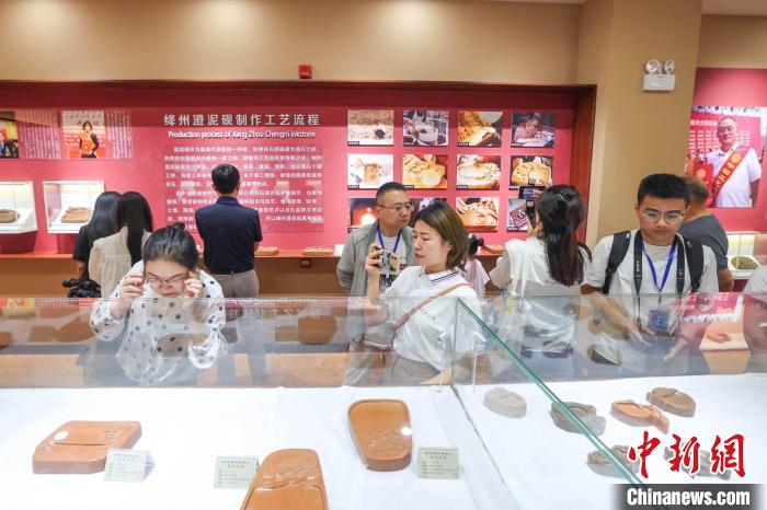 媒體記者賞非遺。　武俊杰 攝