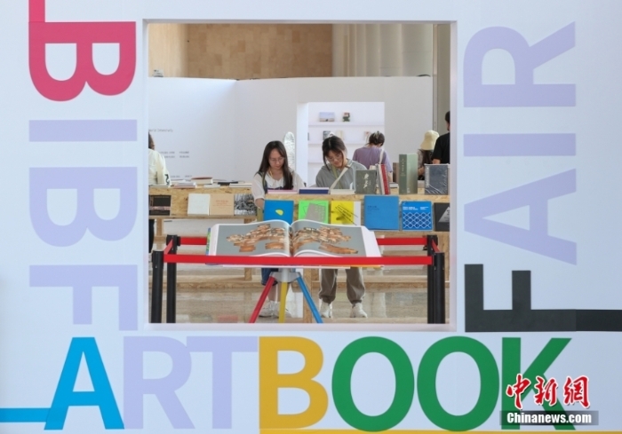 讀者在藝術(shù)類(lèi)圖書(shū)展區(qū)閱讀。中新社記者 賈天勇 攝