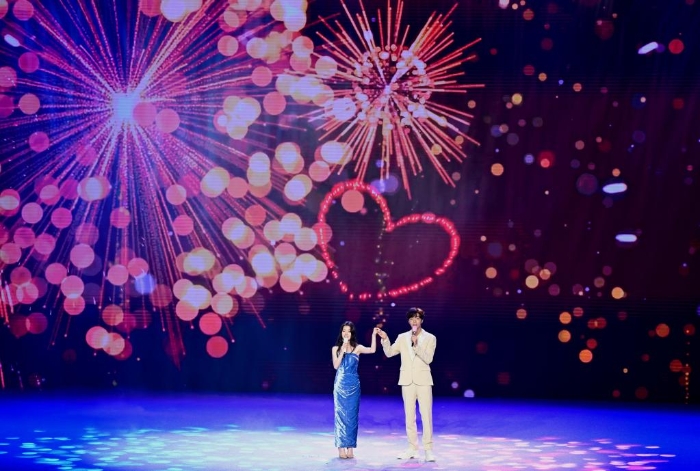 6月17日，臺(tái)灣歌手陳立農(nóng)（右）和大陸歌手單依純攜手演唱論壇主題歌《我們相信》。（圖源：新華網(wǎng)）