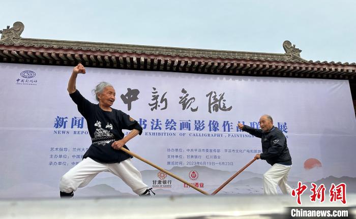 圖為岳起中、張煒英夫婦在平?jīng)鍪形幕^內(nèi)練習(xí)崆峒武術(shù)?！∥航ㄜ?攝