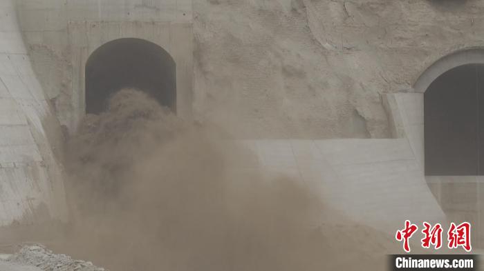 隨著閘門緩緩開啟，滾滾河水從大石門水庫傾瀉而下?！?阿曼江·阿力甫 攝